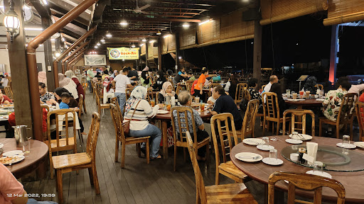 Kampung Nelayan Floating Seafood Market Restaurant (Silverado Corporation Sdn Bhd)